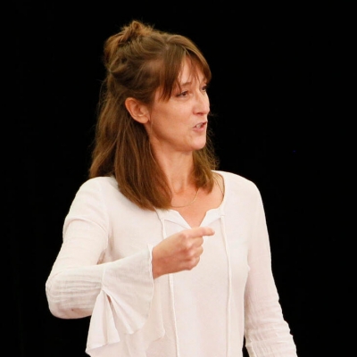 Valérie Bienfaisant comédienne, conteuse, slameuse, un pied dans l'écriture